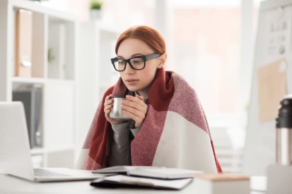 chica con frio con una manta