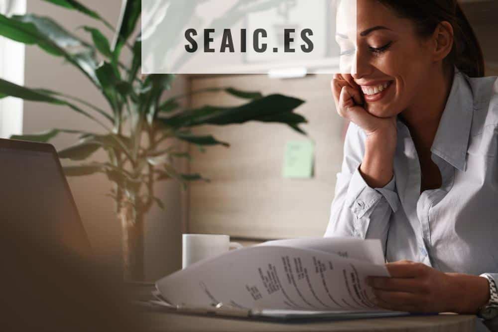 chica viendo las nominas